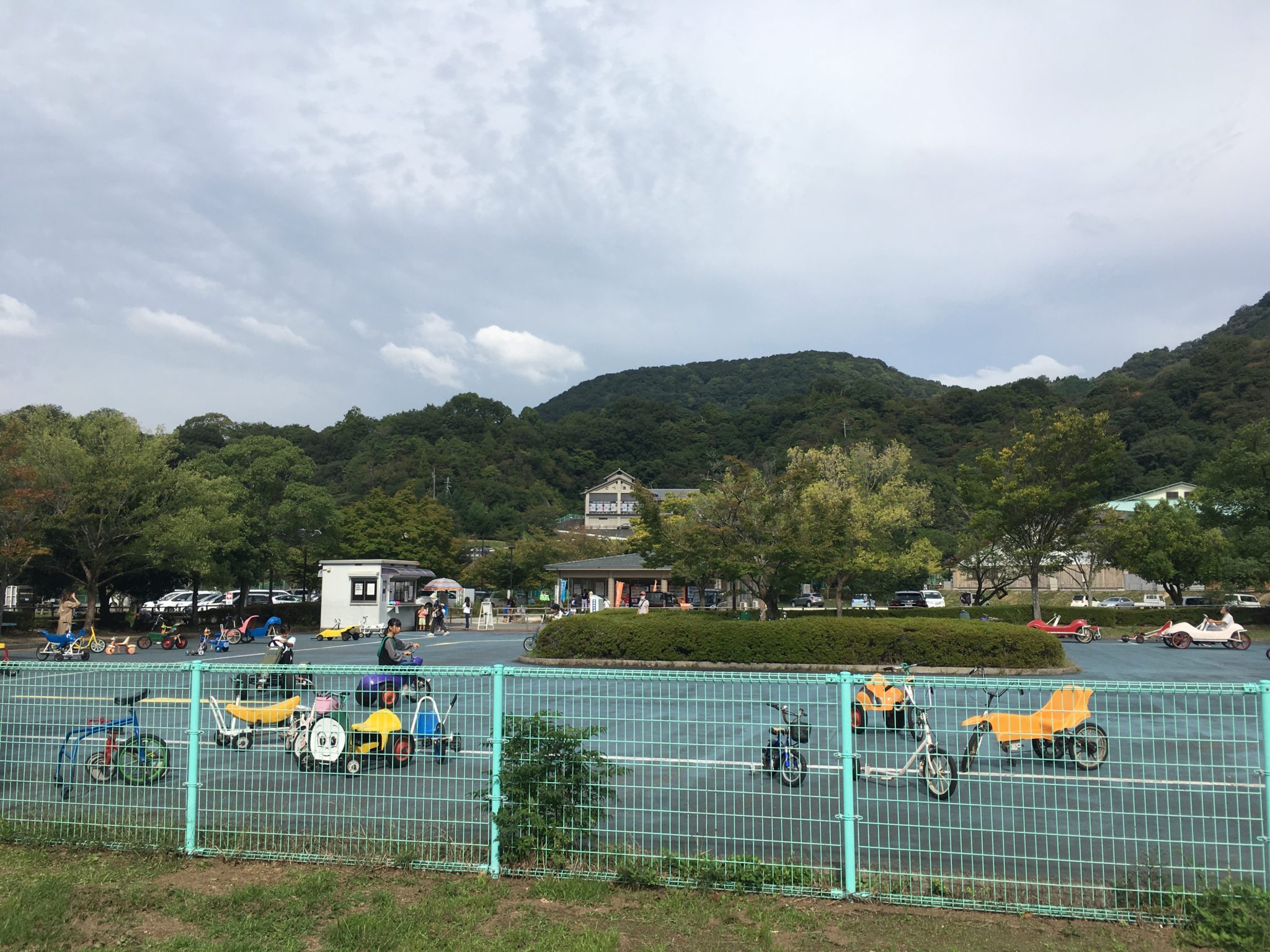 ヘンテコな自転車が沢山置いてある陶街道ゆとり公園へ行ってみたら、その自転車以上に長いローラー滑り台に心を奪われた息子 えひめオッさんポ♪ ヘンテコな自転車が沢山置いてある陶街道ゆとり公園へ行ってみたら、その自転車以上に長いローラー滑り台に心を奪われた息子 えひめオッさんポ♪