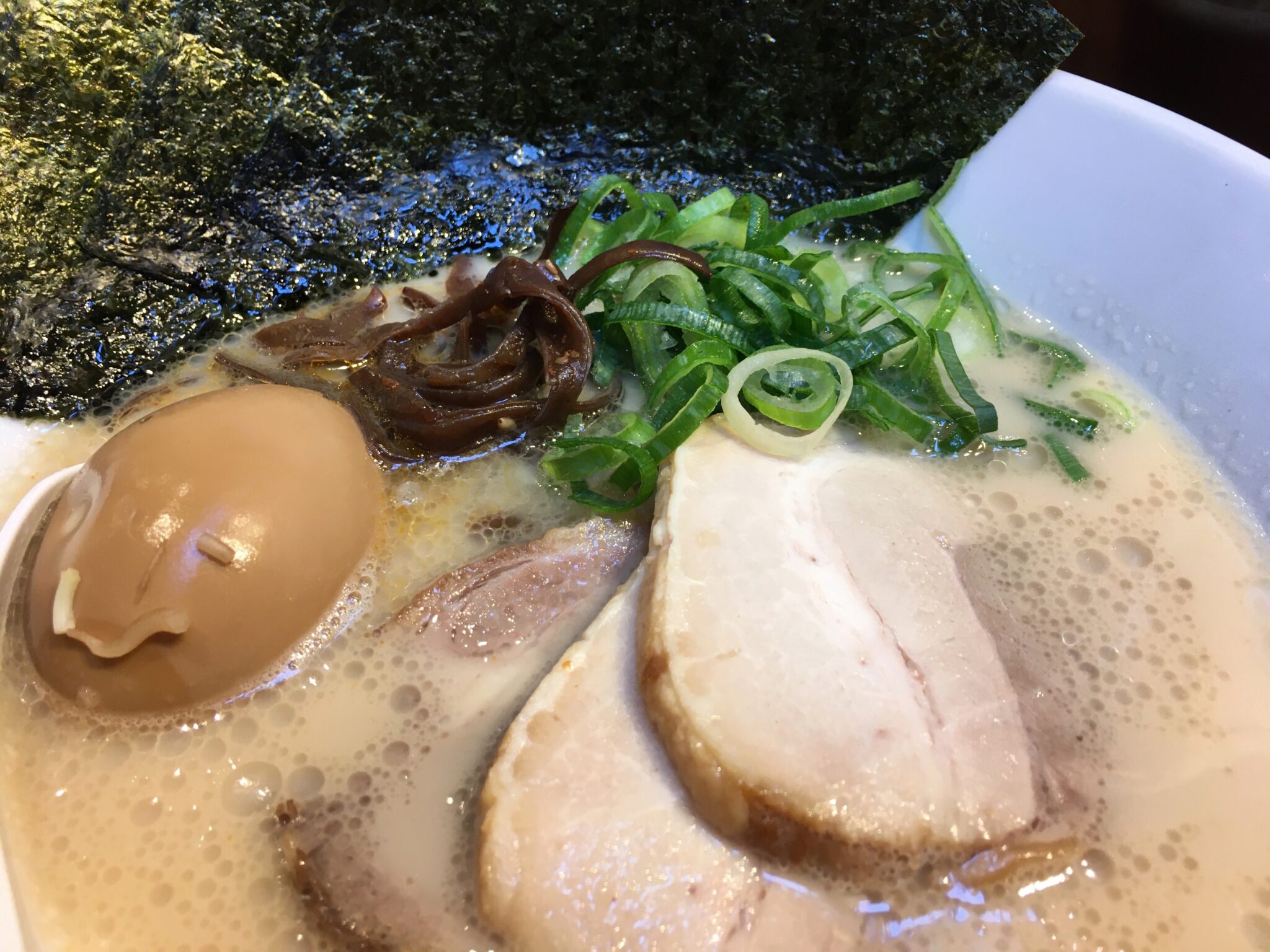 一風堂の「特製白丸」ラーメンを食べたら具沢山でお腹いっぱい！ えひめオッさんポ♪